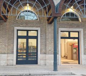 Macerata, riapre l’edicola della stazione in piazza XXV Aprile dopo i lavori: treni ancora fermi