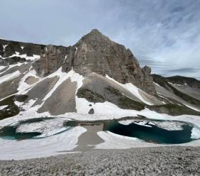 Lago di Pilato, dopo 8 anni torna la storica forma a occhiale sui Sibillini Lago di Pilato, dopo 8 anni torna la storica forma a occhiale sui Sibillini