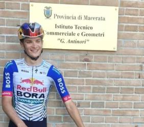 Guarda chi c'è a lezione: Giulio Pellizzari torna all'Antinori per l'ultimo giorno di scuola Guarda chi c'è a lezione: Giulio Pellizzari torna all'Antinori per l'ultimo giorno di scuola