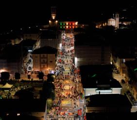 Infiorata Castelraimondo 2026: successo tra fede, arte e migliaia di visitatori Infiorata Castelraimondo 2026: successo tra fede, arte e migliaia di visitatori