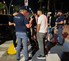 Civitanova, controlli movida: zuffa in uno chalet per una collanina e giovane colpito da un pugno Civitanova, controlli movida: zuffa in uno chalet per una collanina e giovane colpito da un pugno