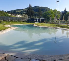 Pieve Torina accende l'estate: riapre la piscina benessere