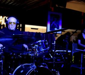 Fuori dal Guscio riparte con Ellade Bandini: musica, racconti e grandi emozioni targate Otto Seaside (FOTO e VIDEO)