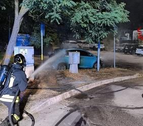 Auto elettrica in fiamme nella notte a Fano, intervento dei vigili del fuoco Auto elettrica in fiamme nella notte a Fano, intervento dei vigili del fuoco