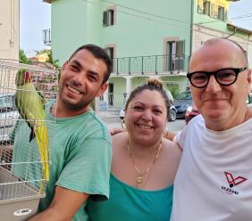Colmurano, il tam tam social salva un pappagallo smarrito: "Poli" riabbraccia la sua famiglia Colmurano, il tam tam social salva un pappagallo smarrito: "Poli" riabbraccia la sua famiglia