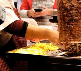 La regione Marche contro il kebab: mai una volta contro le multinazionali del cibo La regione Marche contro il kebab: mai una volta contro le multinazionali del cibo