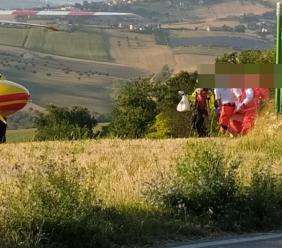 Cingoli, auto con quattro ragazzi si ribalta in un campo: un 18enne a Torrette Cingoli, auto con quattro ragazzi si ribalta in un campo: un 18enne a Torrette