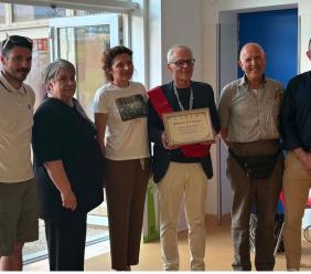L’abbraccio dei cinque Comuni al professor Fabio Tiberi: dopo 40 anni di insegnamento va in pensione L’abbraccio dei cinque Comuni al professor Fabio Tiberi: dopo 40 anni di insegnamento va in pensione