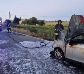 Pollenza, auto in fiamme mentre è in marcia: intervengono i vigili del fuoco