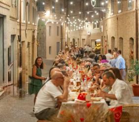 Mogliano, grande successo per la prima “Cena Lunga del Patrono”: 400 persone nel centro storico