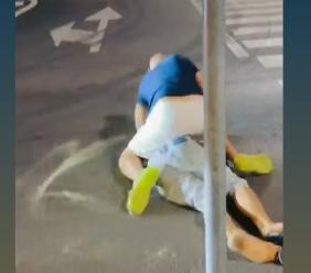 Uomo blocca il traffico a San Benedetto del Tronto , imprenditore (vicino a Fn) lo picchia. Polemiche dopo il video diffuso sui social