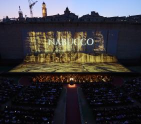 Un deserto di pietra, un coro di popoli: il Nabucco inaugura il MOF 2026
