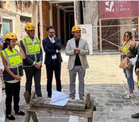 Visso, al via la ricostruzione del cuore del borgo: consegnato il cantiere di Palazzo dei Priori Visso, al via la ricostruzione del cuore del borgo: consegnato il cantiere di Palazzo dei Priori