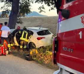 Camerino, auto esce di strada e finisce contro un albero: conducente estratto dall'abitacolo Camerino, auto esce di strada e finisce contro un albero: conducente estratto dall'abitacolo
