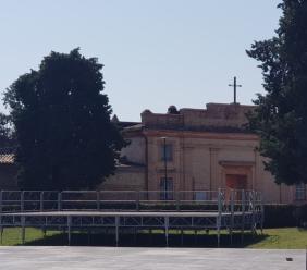 Urbisaglia, palco accanto al cimitero: scoppia la polemica. Gli organizzatori: "Scelta obbligata per la sicurezza"
