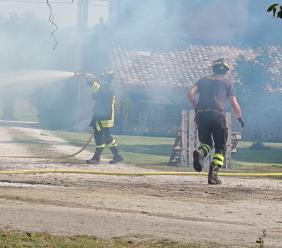 Macerata, divampa un rogo in una legnaia: nessuna persona coinvolta (Foto e Video)