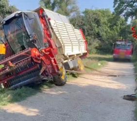 Urbisaglia, incidente in campagna: falciatrice si ribalta su un fianco (FOTO)