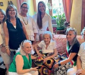 Da Montecosaro un filo di lana che unisce generazioni: gli anziani realizzano coperte per Ninetta ed Edda Da Montecosaro un filo di lana che unisce generazioni: gli anziani realizzano coperte per Ninetta ed Edda