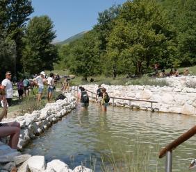 Altro che mare: a Pieve Torina il Ferragosto si festeggia a piedi nudi nel parco (VIDEO) Altro che mare: a Pieve Torina il Ferragosto si festeggia a piedi nudi nel parco (VIDEO)
