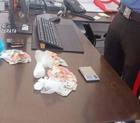 San Severino, 105 grammi di cocaina in casa: arrestato un 26enne San Severino, 105 grammi di cocaina in casa: arrestato un 26enne
