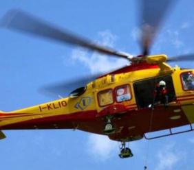 Pollenza, 14enne cade dal terrazzo: soccorsa e trasferita a Torrette Pollenza, 14enne cade dal terrazzo: soccorsa e trasferita a Torrette