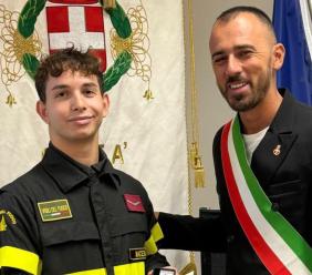 Matelica, il giovane vigile del fuoco Diego Ricci ricevuto in Municipio dal sindaco Cingolani Matelica, il giovane vigile del fuoco Diego Ricci ricevuto in Municipio dal sindaco Cingolani