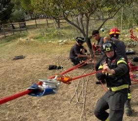 Cade in un pozzo profondo 20 metri: uomo salvato dai vigili del fuoco