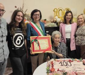 Corridonia festeggia Lina De Luca: 100 anni tra lavoro, poesia e ricordi Corridonia festeggia Lina De Luca: 100 anni tra lavoro, poesia e ricordi