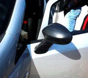 Lui lancia oggetti contro i carabinieri, lei li minaccia di morte: arrestato 45enne, denunciata la compagna Lui lancia oggetti contro i carabinieri, lei li minaccia di morte: arrestato 45enne, denunciata la compagna