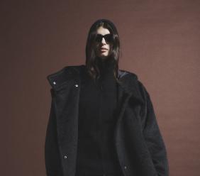 Dal total black ai contrasti: come indossare il cappotto nero da donna