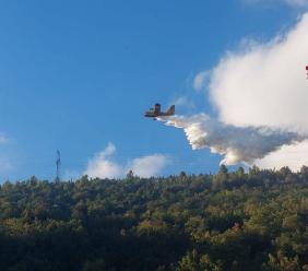 Incendio boschivo a Caldarola, arrivano due Canadair: in volo anche l’elicottero Vvf