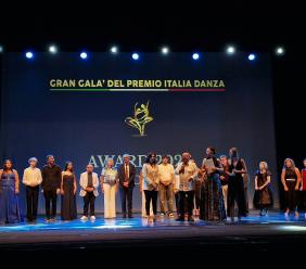 Montecosaro, premio Italia Danza per "Li Matti de Montecò": unico gruppo folk tra i premiati Montecosaro, premio Italia Danza per "Li Matti de Montecò": unico gruppo folk tra i premiati
