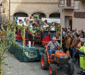 Montecassiano, tornano i Sughitti: tre giorni di sagra tra briscola, vendemmia, sbandieratori e musica