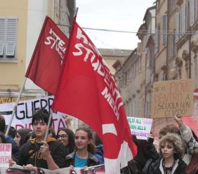 Macerata, il grido degli studenti: "Prezzi proibitivi e scuole fatiscenti, no al tetto degli stranieri in classe" (FOTO e VIDEO) Macerata, il grido degli studenti: "Prezzi proibitivi e scuole fatiscenti, no al tetto degli stranieri in classe" (FOTO e VIDEO)
