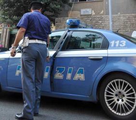 Butta l'eroina quando vede la polizia: denunciato