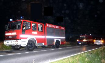Paura durante il maltempo: albero piomba sull'autobotte dei Vigili del Fuoco. Equipaggio salvo per miracolo