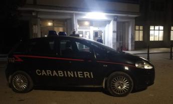 Crea il panico in più di un bar e reagisce ai carabinieri: denunciato 50enne