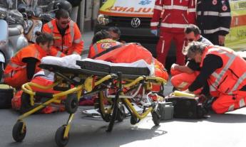 Sarnano, donna investita da un'auto mentre attraversa la strada: è in ospedale