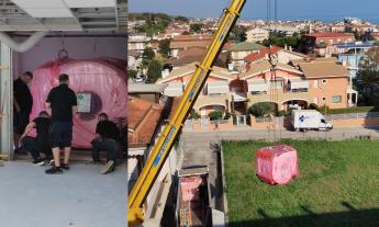Civitanova, clinica Villa dei Pini: issata con la gru la nuova risonanza magnetica Civitanova, clinica Villa dei Pini: issata con la gru la nuova risonanza magnetica