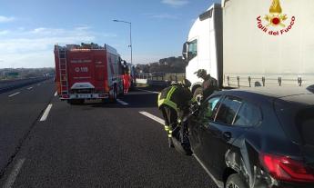 Incidente in A14, coinvolti auto e camion: un ferito