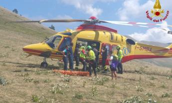 Visso, scontro tra auto e moto sulla provinciale 209: soccorso in eliambulanza