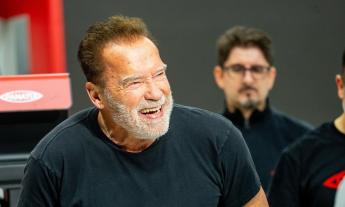 Arnold Schwarzenegger si allena con i macchinari made in Apiro firmati Panatta
