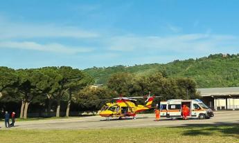Visso, perde il controllo della moto e cade: 63enne soccorso in eliambulanza