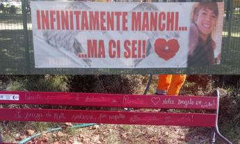 Strappato striscione e vandalizzata panchina in ricordo di Pamela, la madre: "Stanca e delusa"