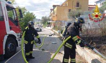 Potenza Picena, auto prende fuoco dopo l'incidente: in fiamme anche la vegetazione a bordo strada