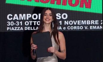 Da Macerata al palco: la giovane modella Alissa Polizzi debutta come presentatrice
