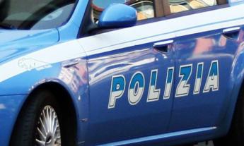 Occupa abusivamente un edificio dismesso: scoperto dalla Polizia, aggredisce gli agenti e viene denunciato