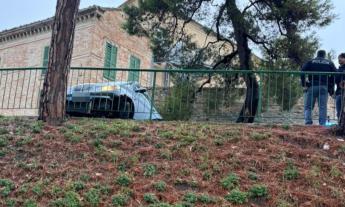 Macerata, auto rimane in bilico su un cordolo in viale Puccinotti