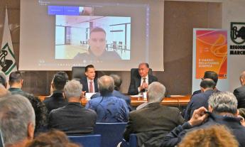 Corsa dei tedofori? Macché: la Fiamma Olimpica di Milano-Cortina 2026 attraversa Macerata in spider