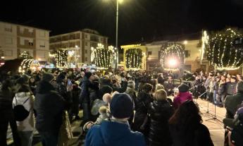 Accese le luminarie di Natale a Castelraimondo: grande partecipazione e messaggio del sindaco Leonelli